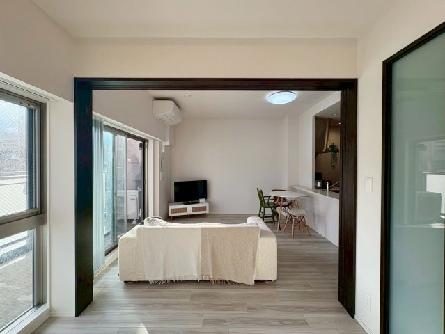 イーグルコート大津フロント 5Fの居間・リビング|大きな窓から陽の光が差し込みます。