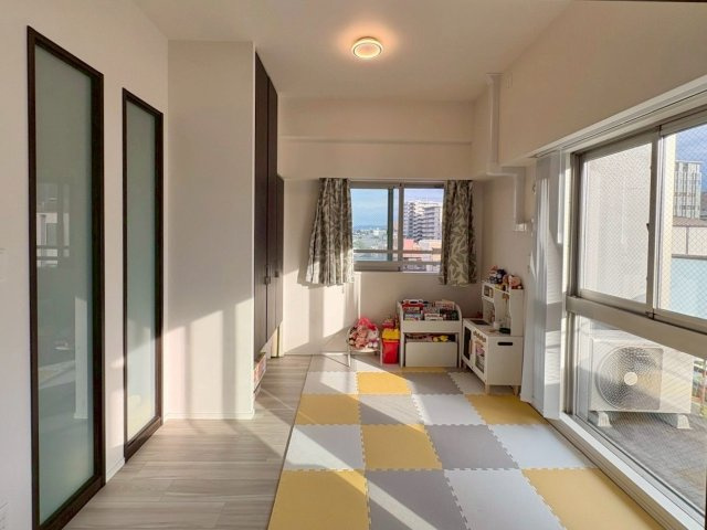 イーグルコート大津フロント 5Fの洋室|5帖洋室は2面採光です。南西向きバルコニーに面しているので陽当たりが良く、ぽかぽかと明るいお部屋です。