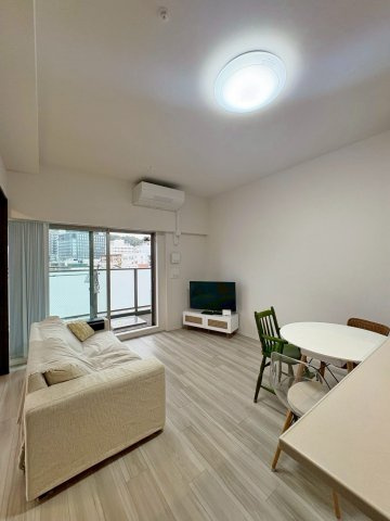 イーグルコート大津フロント 5Fの居間・リビング|居室の天井高が一般的なマンションよりも高いので、より開放感があります。