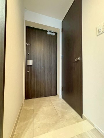 イーグルコート大津フロント 5Fの玄関|玄関には大型SICがあり、ベビーカーや趣味のアイテムをスッキリと片付けることができます。