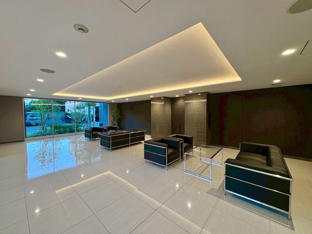 イーグルコート大津フロント 5Fのロビー|高級感のあるホテルライクなラウンジスペース。