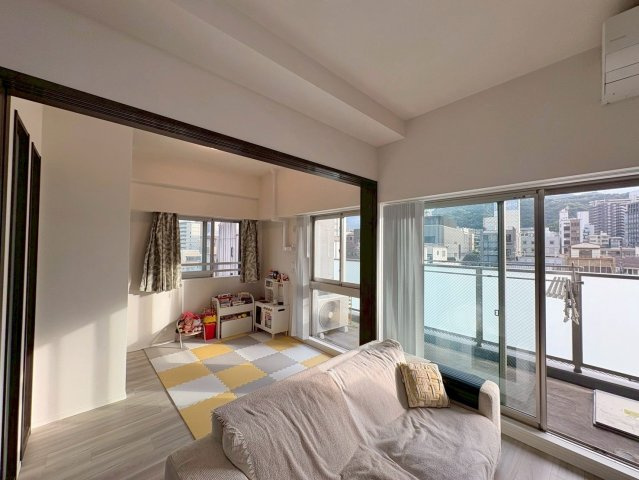 イーグルコート大津フロント 5Fの居間・リビング|南西向きにつき陽当たり良好です。