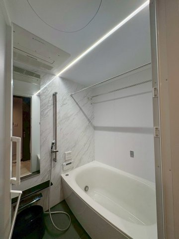 イーグルコート大津フロント 5Fの浴室|雨の日のお洗濯に重宝する浴室乾燥機付きです。