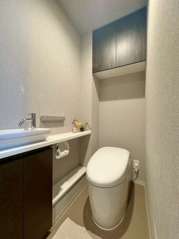 イーグルコート大津フロント 5Fのトイレ|トイレットペーパーや掃除用具の収納場所にも困りません。