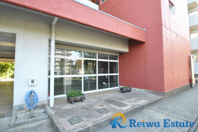 湘南スカイハイツ1-5号棟のエントランス