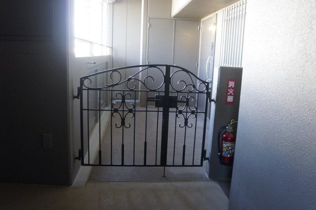 エクセレンシア出雲中央プレミアムレジデンス　4階　空家|プライベートポーチ門扉（プライバシーも守られ、邸宅感を演出してくれます。中に大型ワイドトランクもあるので、ゴルフバックや季節もの、趣味の道具などたっぷりと収納が出来ます）