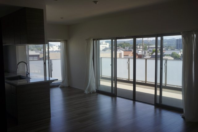 エクセレンシア出雲中央プレミアムレジデンス　4階　空家の居間・リビング|約24.3畳の広々で明るいリビング！