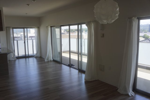 エクセレンシア出雲中央プレミアムレジデンス　4階　空家の居間・リビング|約24.3畳の広々で明るいリビング！