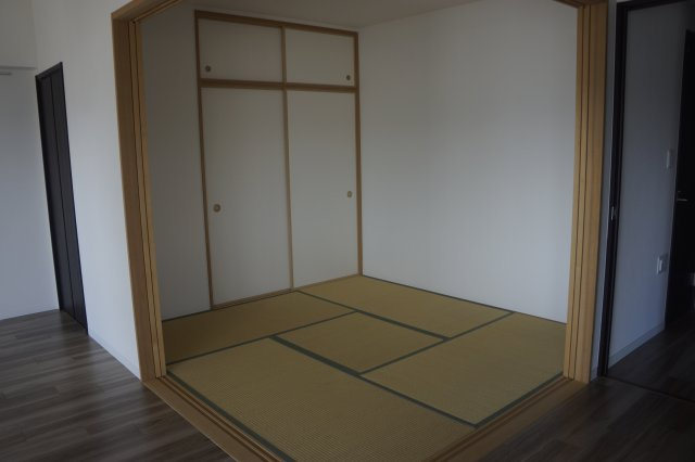 エクセレンシア出雲中央プレミアムレジデンス　4階　空家の和室|リビング横の和室（6畳）＋押し入れ収納