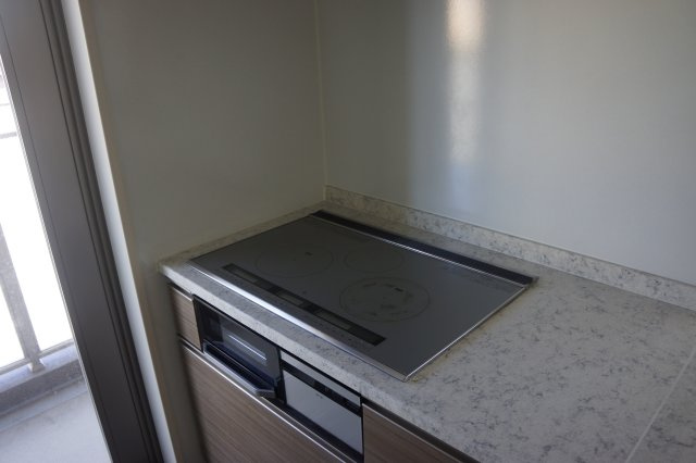 エクセレンシア出雲中央プレミアムレジデンス　4階　空家のキッチン|IHシステムキッチン（3口全てが大火力のクッキングヒーター）