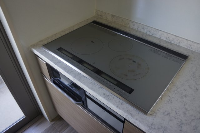 エクセレンシア出雲中央プレミアムレジデンス　4階　空家のキッチン|IHシステムキッチン（3口全てが大火力のクッキングヒーター）