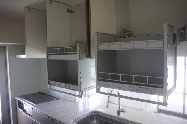 エクセレンシア出雲中央プレミアムレジデンス　4階　空家のキッチン|キッチン上部、可動式収納で小物の収納もたっぷり余裕が有ります！