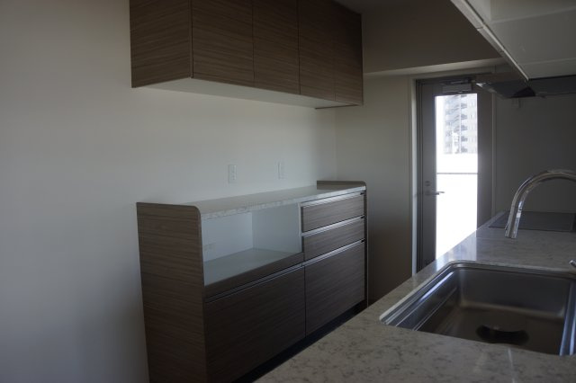 エクセレンシア出雲中央プレミアムレジデンス　4階　空家のキッチン|収納たっぷりの背面のキッチンラック