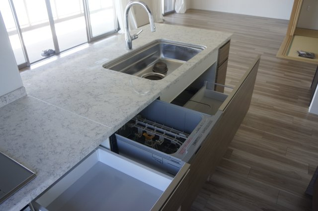 エクセレンシア出雲中央プレミアムレジデンス　4階　空家のキッチン|シンク下部の収納（ソフトクローズ機能付き）