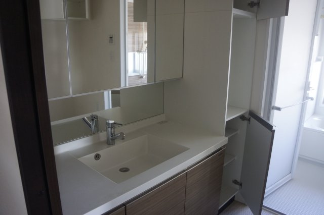 エクセレンシア出雲中央プレミアムレジデンス　4階　空家の独立洗面台|大きめの洗面台です！三面鏡裏前面キャビネットで収納もたっぷりです！
