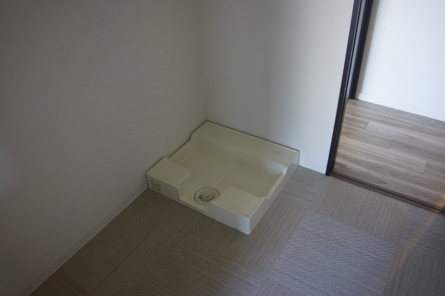 エクセレンシア出雲中央プレミアムレジデンス　4階　空家のランドリースペース|洗濯機受けパン