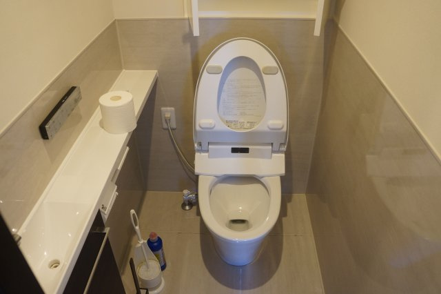 エクセレンシア出雲中央プレミアムレジデンス　4階　空家のトイレ|空間が広がるタンクレス！上部収納付き！掃除が楽々なタイル張り！