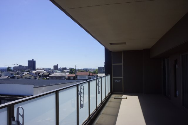 エクセレンシア出雲中央プレミアムレジデンス　4階　空家のバルコニー|奥行３ｍのワイドバルコニー！アウトドアリビングとして様々なシーンを演出してくれます。