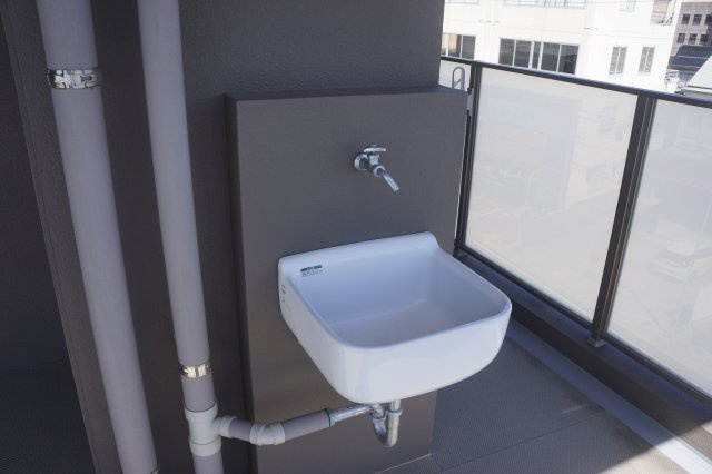 エクセレンシア出雲中央プレミアムレジデンス　4階　空家のその他|バルコニーのスロップシンク（掃除道具や靴などの汚れものも気にせず洗えます）