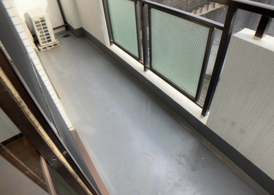 【バルコニー】 | セントヒルズ鶴川 | バルコニーは、室外の専用スペースのうち、「屋根がなく開放された空間」であるものを指します。ベランダより広いタイプのものが多く、日当たりもよいため家庭菜園などを楽しみたい人にとって適した環境となります。