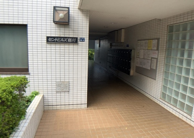 【エントランス】 | セントヒルズ鶴川 | マンションのエントランスには、もともと風よけや防犯の役割がありますが、マンションによって宅配ボックスなどの設備が備わっている所もあります。日々の生活をイメージしながら生活しやすさをチェックしましょう。