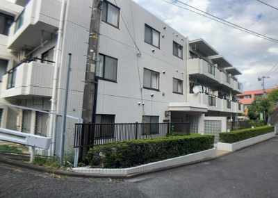 【外観】 | セントヒルズ鶴川 | 外観はマンション管理がされているかの目安になります。築年数が古いと、壁面は劣化してひび割れが生じることも！建物が古びていても細かいところが修繕されていると、きちんと管理されているなぁと感じるでしょう。