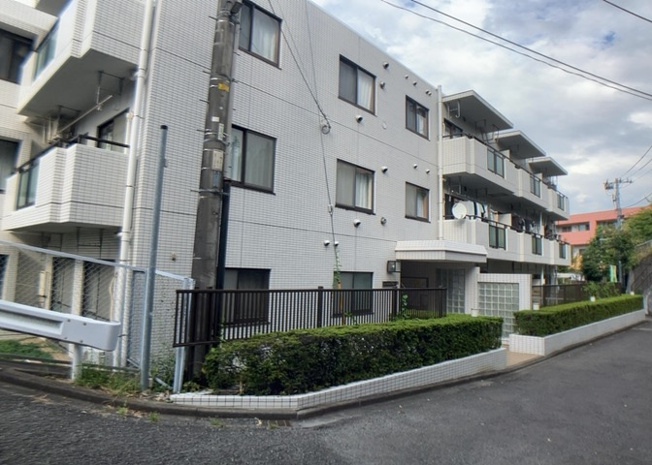 【外観】 | セントヒルズ鶴川 | 外観はマンション管理がされているかの目安になります。築年数が古いと、壁面は劣化してひび割れが生じることも！建物が古びていても細かいところが修繕されていると、きちんと管理されているなぁと感じるでしょう。
