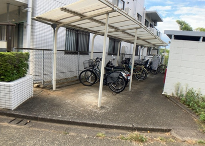 【駐車場】 | セントヒルズ鶴川 | 車一台あたりに必要なスペースは、標準サイズの普通自動車で横幅2m50cm、長さ5mは必要になります。ただし、乗降のことも考慮して横幅3m30cm、長さ5m50cmほどは確保できるところを選びましょう。