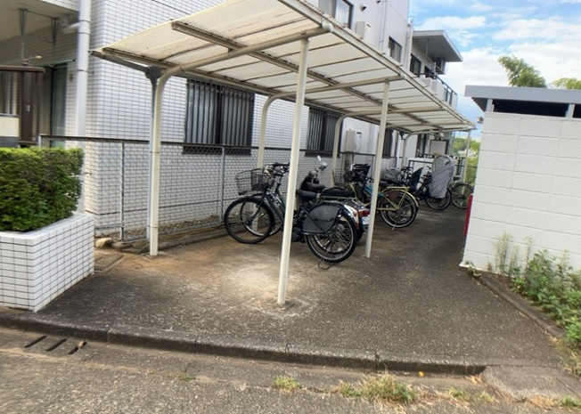 【駐車場】 | セントヒルズ鶴川 | 車一台あたりに必要なスペースは、標準サイズの普通自動車で横幅2m50cm、長さ5mは必要になります。ただし、乗降のことも考慮して横幅3m30cm、長さ5m50cmほどは確保できるところを選びましょう。