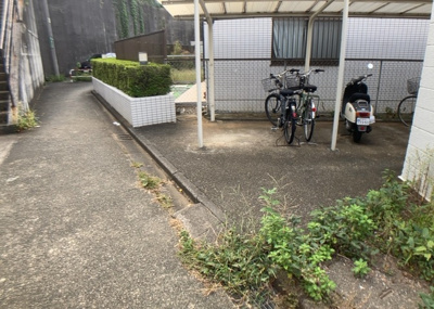 【駐車場】 | セントヒルズ鶴川 | 駐車場と明記されていても、最小スペースでつくられた駐車場だと大型車は駐車できなかったり、出入りしにくくなったりする可能性があります。お車のサイズと購入したい物件の駐車場のサイズを現地で確認しましょう。