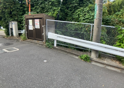 【設備】 | セントヒルズ鶴川 | 共有部分は、住民なら誰もが使える設備のこと。例えば駐車場やエレベーター、インターネット設備、セキュリティ設備などがあります。他にも、マンションの廊下・外部階段やエントランス・ゴミ置き場などがあります。