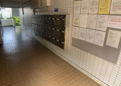 【設備】 | セントヒルズ鶴川 | エントランス付近に設置されている集合ポストは、住んでいる部屋と離れているため、ポストをあさるなど誰かに何かされていても被害に気づきにくいです。入居する時には他人に特定されにくい番号で鍵をかけましょう！