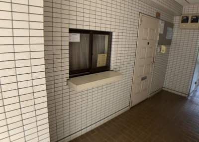 【受付】 | セントヒルズ鶴川 | 受付はマンションコンシェルジュがいる場合もあれば、管理人が滞在する小部屋を総称して呼ぶことがあります。主にエントランスに設置されていることから、防犯面でも期待ができます。防犯設備がない場合はより安心！
