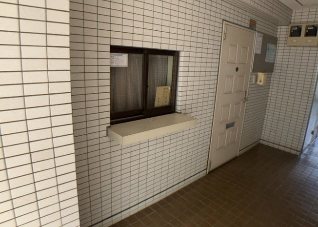 【受付】 | セントヒルズ鶴川 | 受付はマンションコンシェルジュがいる場合もあれば、管理人が滞在する小部屋を総称して呼ぶことがあります。主にエントランスに設置されていることから、防犯面でも期待ができます。防犯設備がない場合はより安心！