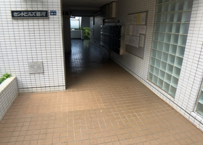 【ロビー】 | セントヒルズ鶴川 | ラウンジは、マンションの共用スペースに椅子やテーブルなどを配置した利用者が寛げる空間です。屋内型ラウンジと屋外型ラウンジがあります。共用部分の管理状況と合わせて、詳細については現地でご確認ください。