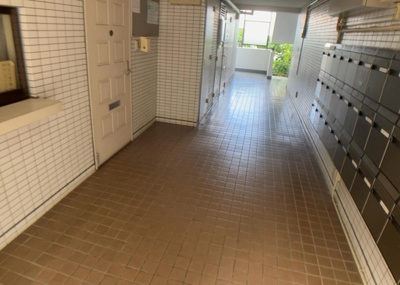 【ロビー】 | セントヒルズ鶴川 | ロビーというと、エントランスと何がちがうの？と思いますよね。実はロビーとエントランスには明確な決まりはありません。物件によっては、エントランスを入って広がるある程度の広さのある空間がロビーとなります。