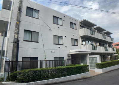 【外観】 | セントヒルズ鶴川 | ＲＣ造、Reinforced Concreteは直訳すると補強されたコンクリートです。主に柱や梁・床・壁が鉄筋とコンクリートで構成おり、鉄筋を組んだ型枠にコンクリートを流し込んで固めたものを指します。