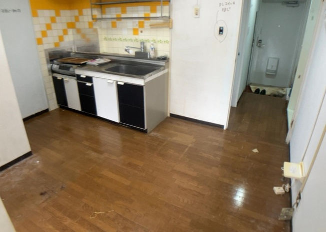 【居間・リビング】 | セントヒルズ鶴川 | 直線タイプはLとDKを一直線に並べた形で対面キッチンのタイプです。一般的なのでよく見かけるかもしれません。直線タイプに似た直接アイランドタイプは、キッチンとダイニングの間に壁がない分広く感じられます。
