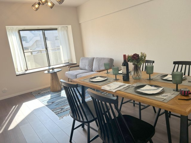 コープ野村南浦和61の居間・リビング|リビング/生活を想像しやすいホームステイジング実施物件