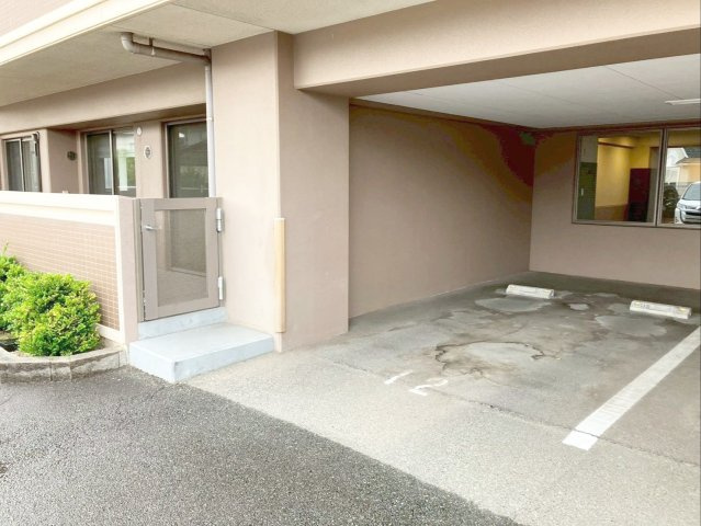 アイランド志免中央の駐車場|駐車場空き有り【7000円／月】バルコニーのすぐ隣に駐車場があり、荷物の積み下ろしなどに便利です！