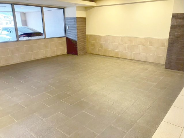 アイランド志免中央のエントランス|清潔に管理されたエントランスホール！ベビーカーや車いすなども移動しやすい広々空間です！