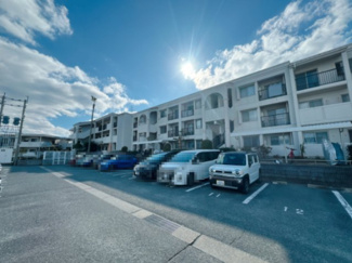 【外観】 | 青空に映える重厚感のある外観。管理の行き届いた綺麗なマンションです。静穏な住環境を両立したレジデンス。