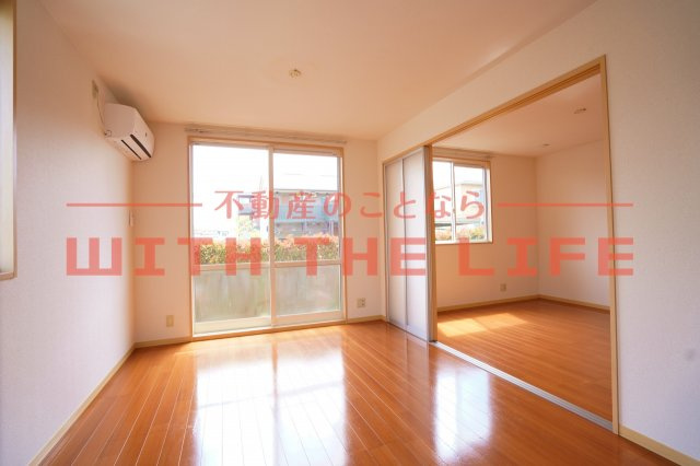 レシデンシア小森野 F棟【キャッシュバック対象物件】の居間・リビング|ゆったりとしたリビングです