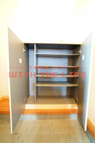 レシデンシア小森野 F棟【キャッシュバック対象物件】の玄関|収納もある玄関です