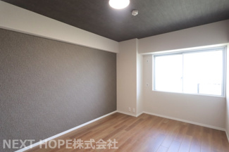 【洋室】 | エンゼルハイムリバーサイド武庫川 | 洋室7.5帖です♪アクセントクロスもカッコよく仕上がっております！