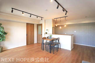 【居間・リビング】 | エンゼルハイムリバーサイド武庫川 | LDKは約14.9帖の大空間です♪室内は令和7年７月リフォーム済み♪お待たせ無しで即ご入居していただけます！！素敵な室内をぜひ現地でご確認ください！お気軽にネクストホープ不動産までお問い合わせを！！