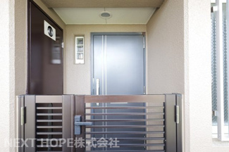 【玄関】 | エンゼルハイムリバーサイド武庫川 | 玄関前には専用ポーチがございます♪