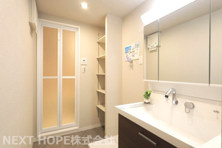 【独立洗面台】 | エンゼルハイムリバーサイド武庫川 | 新品の洗面化粧台です♪シャワー水栓で使い勝手も良いです！鏡は三面鏡になっております！