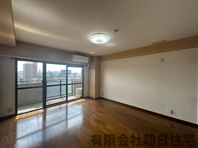 【居間・リビング】 | サーパス北田町 | こちらのリビングで趣味の時間をお楽しみください