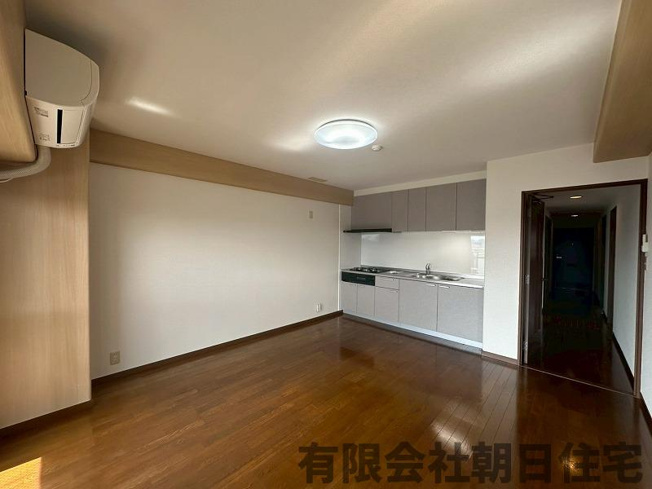 【居間・リビング】 | サーパス北田町 | こちらのリビングで趣味の時間をお楽しみください